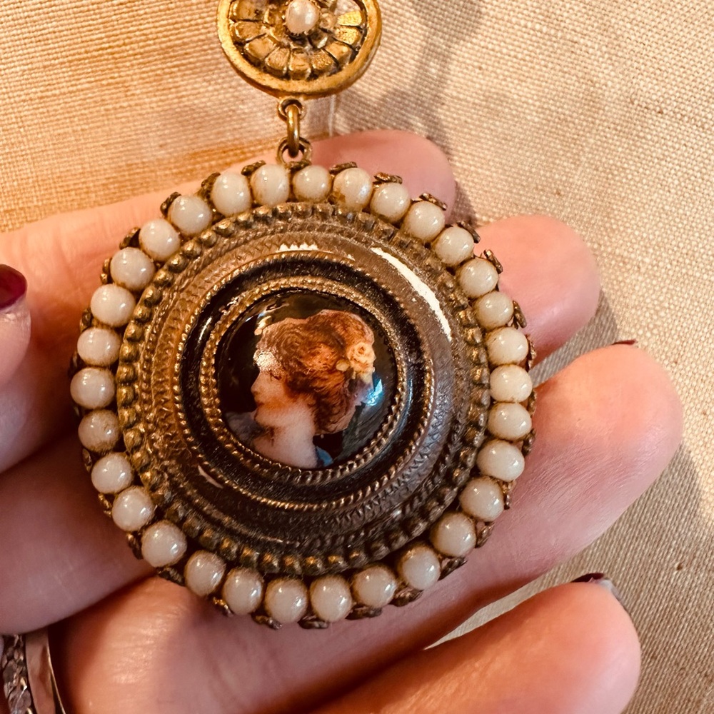 Vintage Victorian Cameo Pendant Necklace